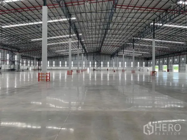 คลังสินค้า ให้เช่าในPluak Daeng, Rayong - ภายในโกดังหลังคาสูง พื้นคอนกรีตขัดมัน โครงเหล็ก และไฟ LED