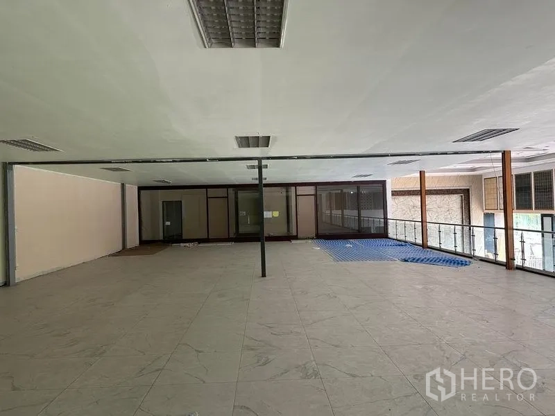 คลังสินค้า ให้เช่าในLam Luk Ka, Pathum Thani - พื้นที่สำนักงานชั้นลอย พร้อมราวกันตกกระจกและพื้นกระเบื้อง