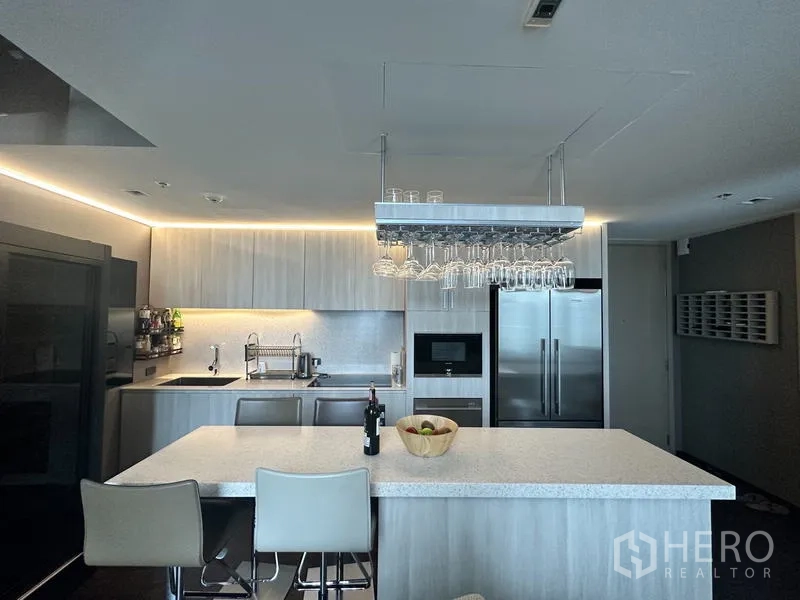 คอนโด ขายในWatthana, Bangkok - ครัวโทนไม้สว่าง ไอส์แลนด์ ตู้เย็นสองประตู และไฟใต้ตู้