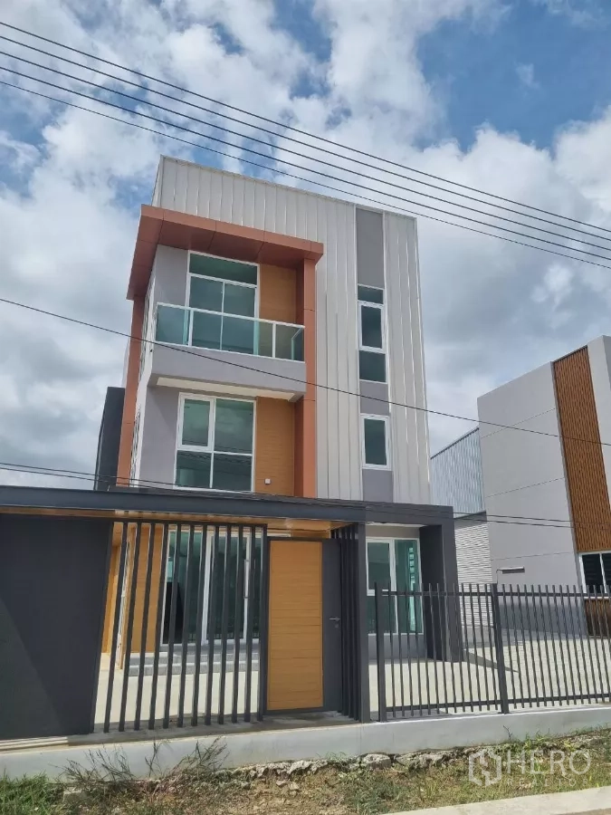 คลังสินค้า ขายในLam Luk Ka, Pathum Thani - มุมมองริมถนนของโฮมออฟฟิศ 3 ชั้นพร้อมรั้วรอบ