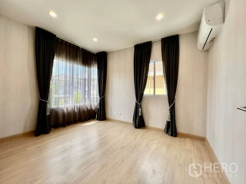 บ้าน ขายในBang Sao Thong, Samut Prakan - ห้องนอนมุมสว่าง หน้าต่างบานใหญ่ ผ้าม่านทึบและโปร่ง พื้นไม้ พร้อมแอร์