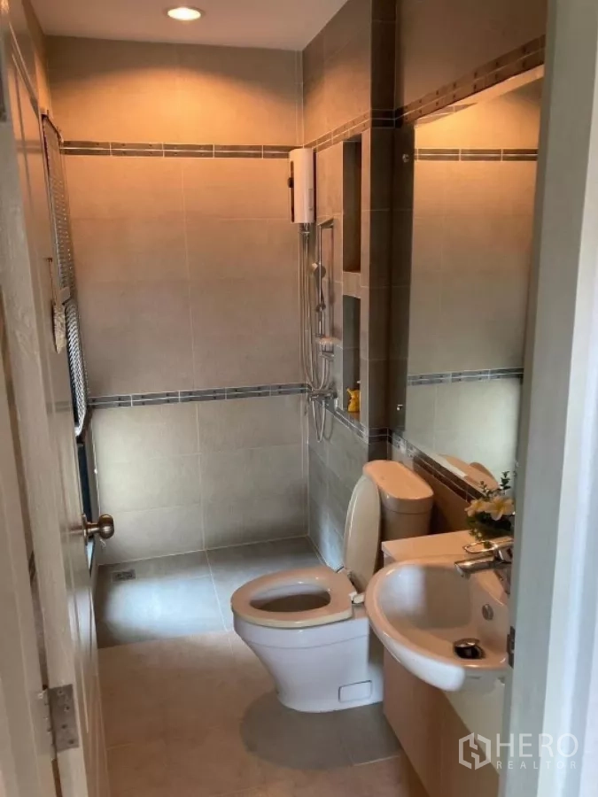 บ้าน ให้เช่าในMueang Nonthaburi, Nonthaburi - ห้องน้ำปูกระเบื้องพร้อมพื้นที่อาบน้ำ เครื่องทำน้ำอุ่น โถสุขภัณฑ์ และอ่างล้างหน้า