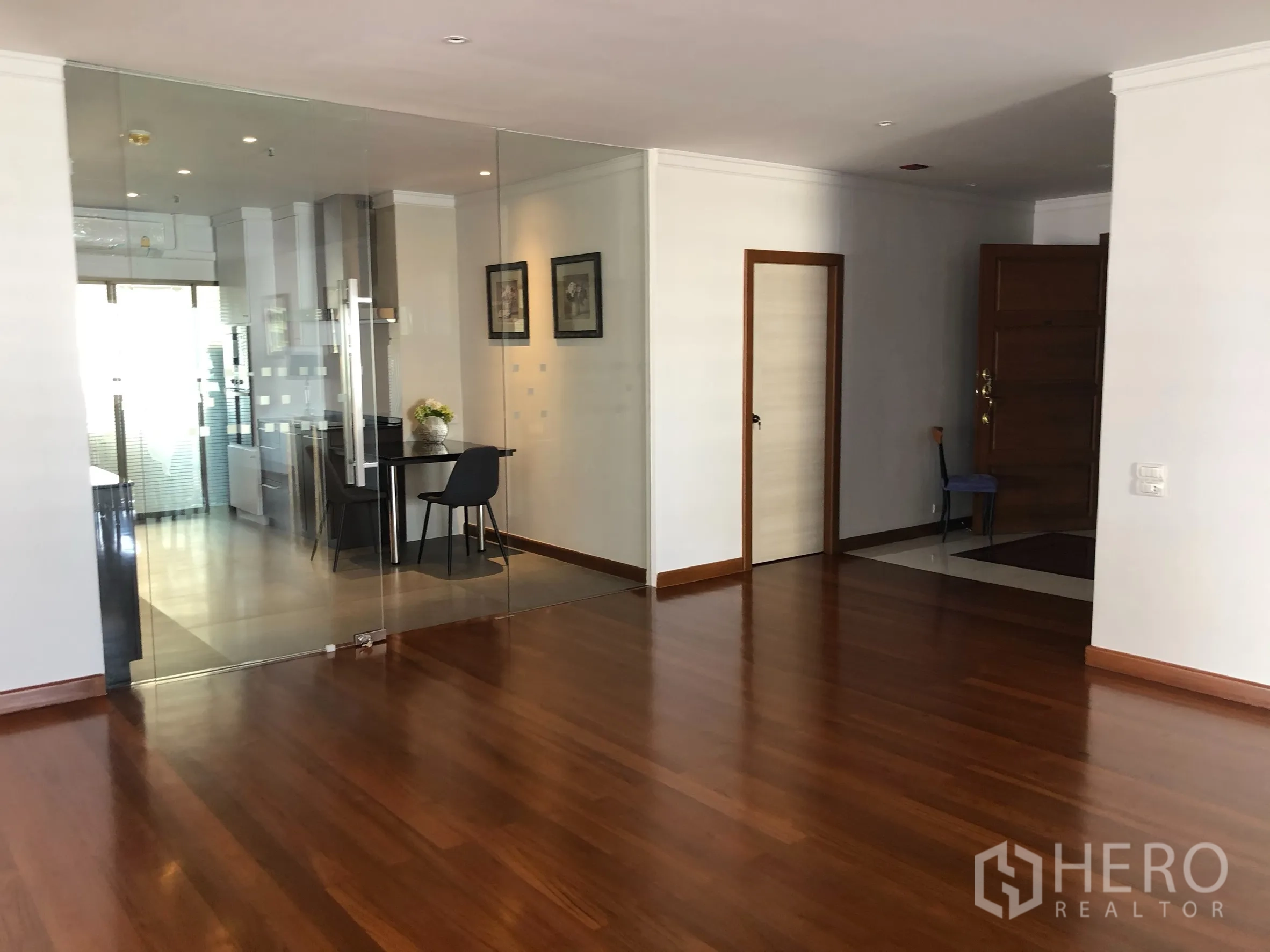 คอนโด ให้เช่าในBangkok - โถงทางเข้าพร้อมครัวกั้นกระจก และประตูไม้บานทึบ