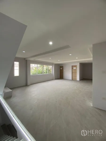 สำนักงานที่บ้าน ให้เช่าหรือขายในSuan Luang, Bangkok - พื้นที่ทำงานชั้นบน มีหน้าต่างหลายบาน ประตูไม้ และโทนสีเรียบ