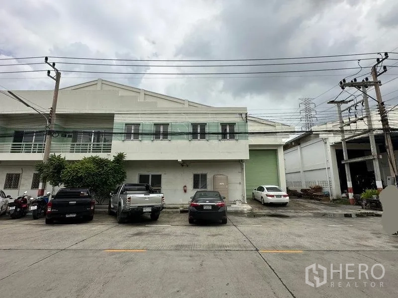 โรงงาน ให้เช่าในKhlong Luang, Pathum Thani - ด้านหน้าอาคารโรงงานมีระเบียง ช่องจอดรถ และประตูโหลดขนาดใหญ่