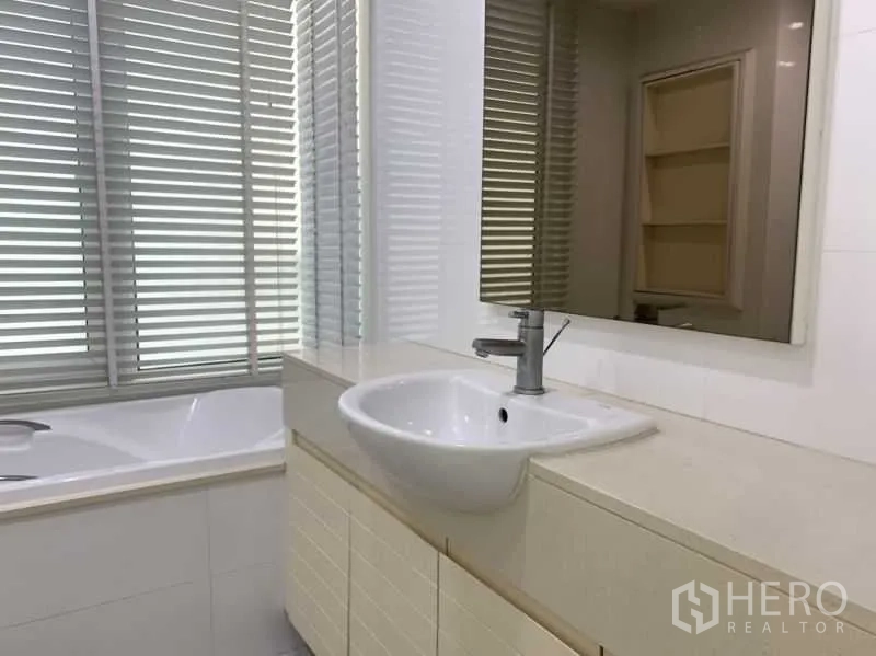 คอนโด ให้เช่าในKhlong Toei, Bangkok - ห้องน้ำมีอ่างล้างหน้า กระจกบานใหญ่ ม่านบังตา และอ่างอาบน้ำ