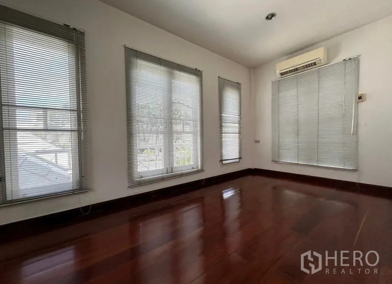 สำนักงานที่บ้าน ให้เช่าในSuan Luang, Bangkok - ห้องนอนพื้นไม้สีน้ำตาล หน้าต่างบานใหญ่พร้อมมู่ลี่