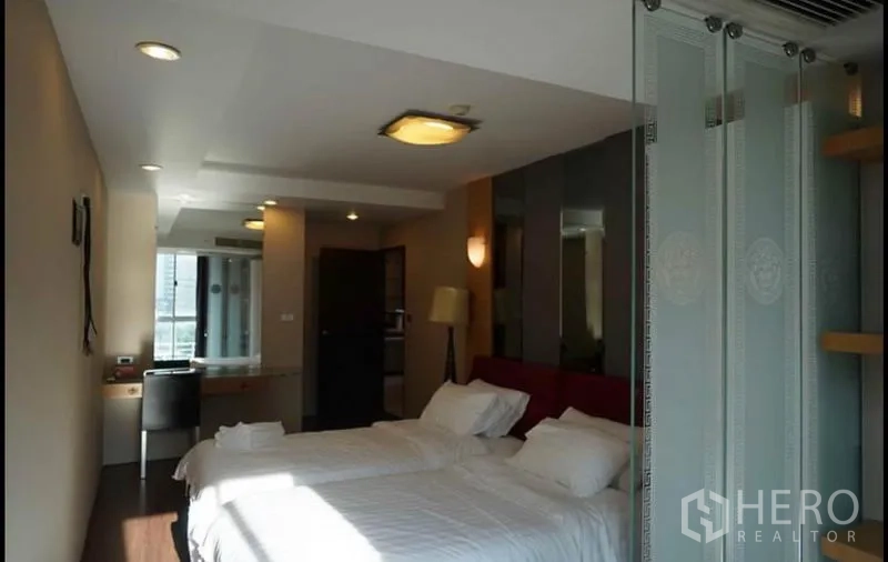 คอนโด ให้เช่าในKhlong Toei, Bangkok - ห้องนอนกว้างพร้อมเตียงคู่ โต๊ะทำงาน และฉากกั้นกระจกฝ้าเลื่อน