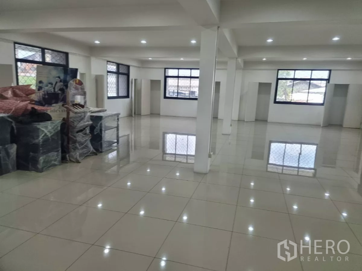 工厂 出租在Mueang Samut Prakan, Samut Prakan - 开放办公区，设多扇窗户与包裹中的家具