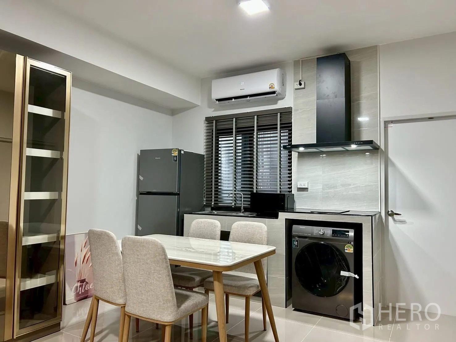 Townhouse for rent in Bang Phli, Samut Prakan - Kitchen corner with dining set, fridge, range hood and washer.