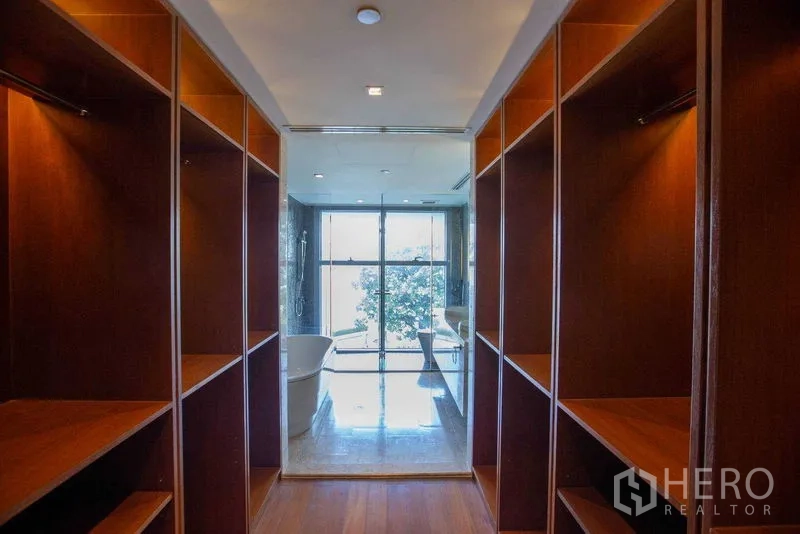คอนโด ให้เช่าในYan Nawa, Bangkok - วอล์กอินโคลเซ็ตบิลท์อินไม้ เชื่อมต่อห้องน้ำที่มีอ่างอาบน้ำแบบตั้งพื้นและฝักบัว