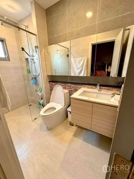 บ้าน ขายในLat Krabang, Bangkok - ห้องน้ำร่วมสมัย มีกระจกบานใหญ่ ฝักบัวกระจก และตู้อ่างล้างหน้า