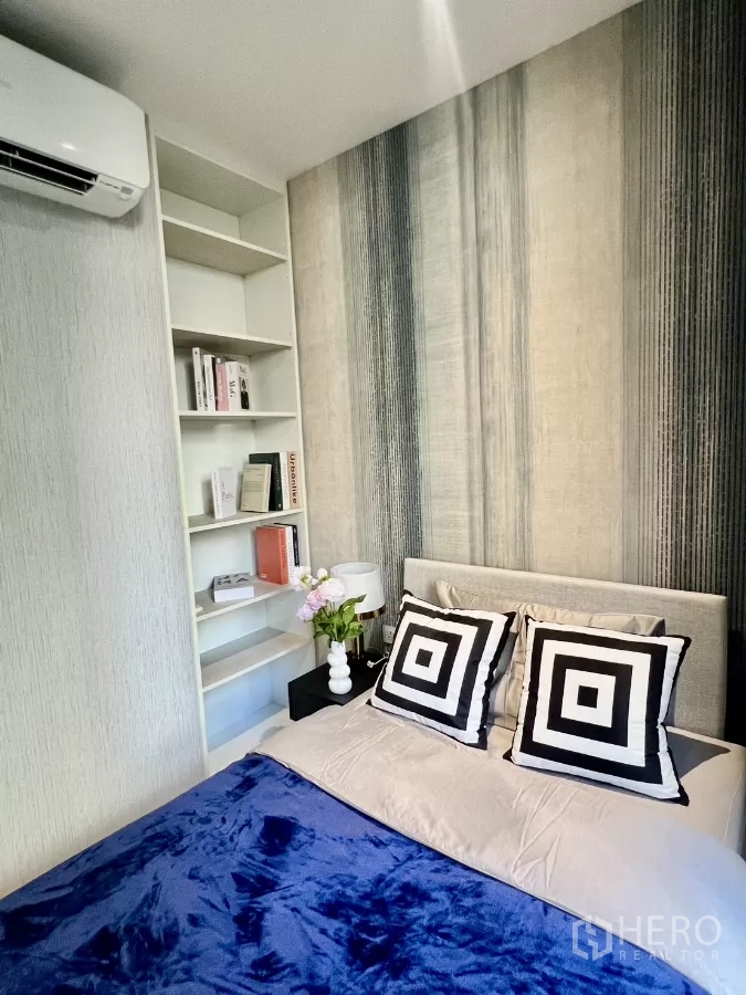 คอนโด ให้เช่าในKhlong Toei, Bangkok - มุมห้องนอนพร้อมชั้นวางของบิวท์อินและผนังลายกราฟิก