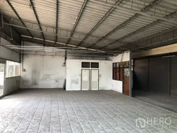 คลังสินค้า ให้เช่าในKhlong Luang, Pathum Thani - พื้นที่ภายในแบบเปิด พื้นกระเบื้อง โครงหลังคาเหล็ก และประตูเข้าออกห้องสำนักงาน