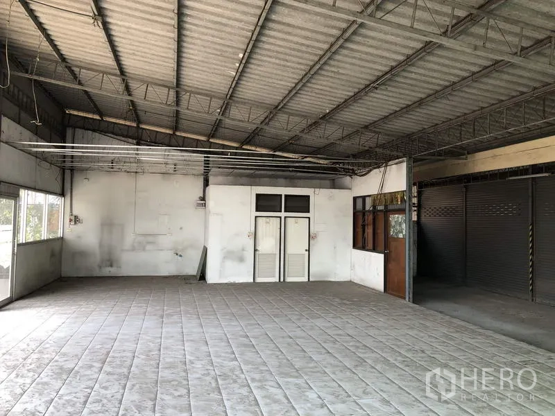 คลังสินค้า ให้เช่าในKhlong Luang, Pathum Thani - พื้นที่ภายในแบบเปิด พื้นกระเบื้อง โครงหลังคาเหล็ก และประตูเข้าออกห้องสำนักงาน