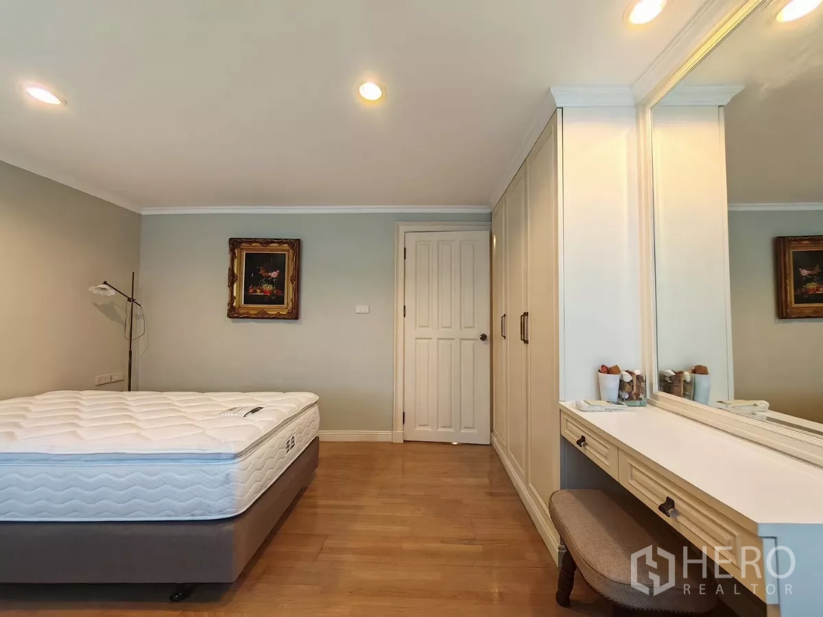 คอนโด ให้เช่าในPathum Wan, Bangkok - มุมห้องนอนพร้อมโต๊ะเครื่องแป้งกระจกยาวและตู้เสื้อผ้าบานสูง