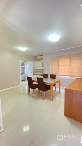 独立式住宅 出租 - 明亮的用餐区，木质四人餐桌，旁连厨房与带百叶的大窗。