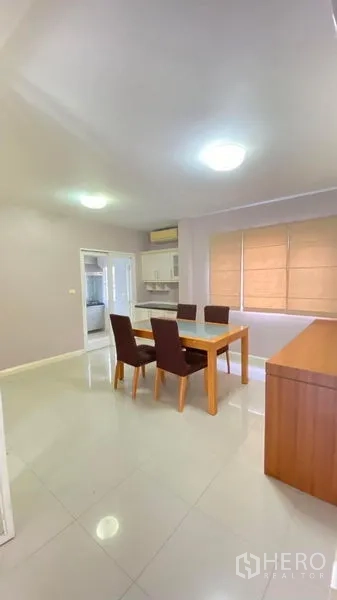 独立式住宅 出租 - 明亮的用餐区，木质四人餐桌，旁连厨房与带百叶的大窗。