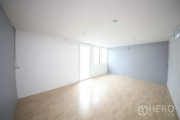 店屋 出租在Wang Thonglang, Bangkok - 采光充足的空房，浅色木地板与灰色特色墙，曼谷旺通朗店屋内景。