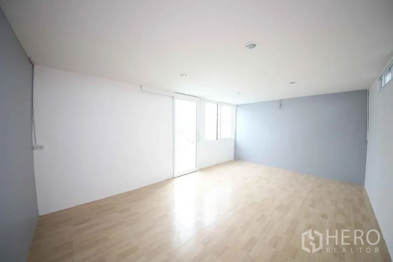 店屋 出租在Wang Thonglang, Bangkok - 采光充足的空房，浅色木地板与灰色特色墙，曼谷旺通朗店屋内景。