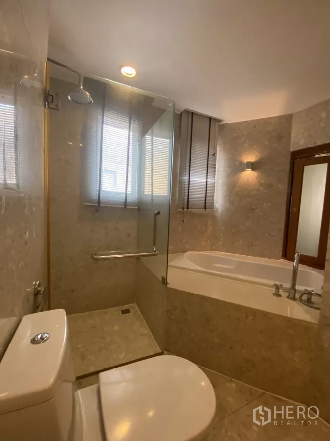 คอนโด ให้เช่าในWatthana, Bangkok - ห้องน้ำพร้อมตู้ฝักบัว โถสุขภัณฑ์ และอ่างอาบน้ำบิลท์อินพร้อมมู่ลี่