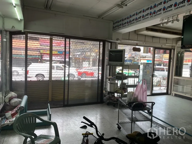 อาคารพาณิชย์ ให้เช่าในKhlong Toei, Bangkok - พื้นที่ค้าปลีกชั้นล่าง หน้ากระจกบานกว้าง มีประตูเหล็กยืดและไฟฟลูออเรสเซนต์หันสู่ถนน