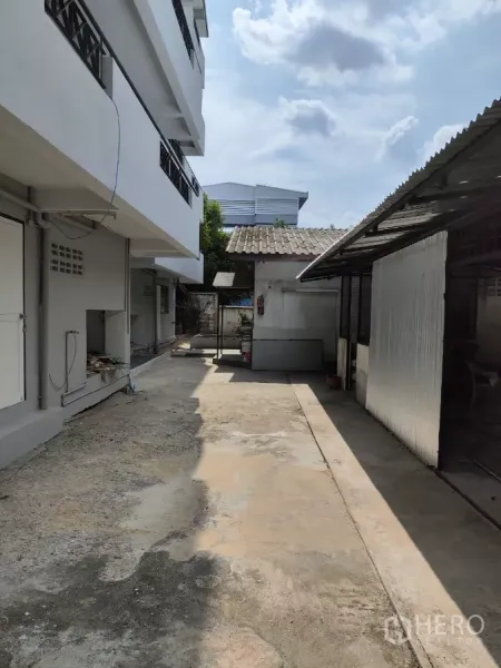 Shophouse for rent in Bueng Kum, Bangkok - Concrete side yard beside the building, suitable for loading and outdoor storage.