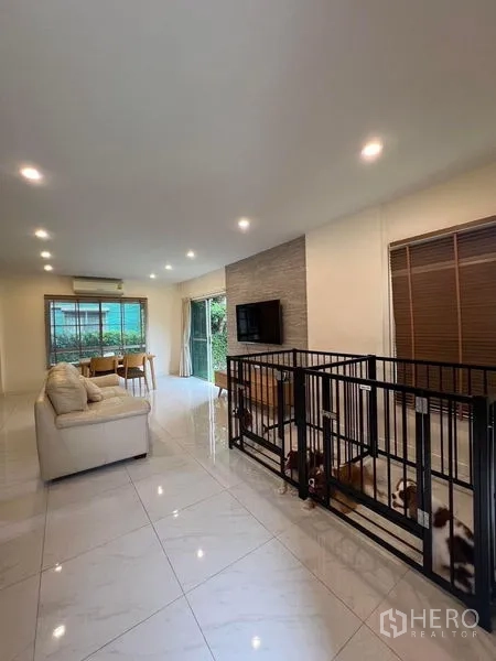 独立式住宅 出售在Bang Kruai, Nonthaburi - 房屋正面带栅栏车道、遮棚车位与小花园。