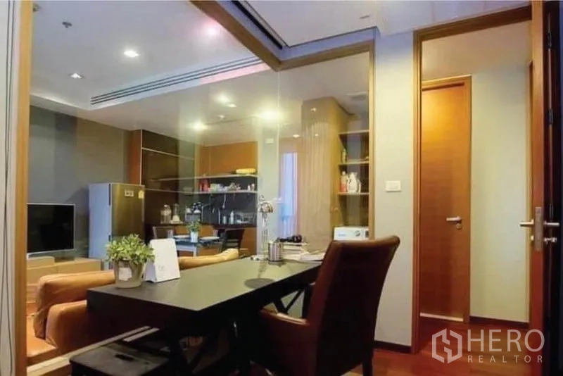 คอนโด ขายในKhlong Toei, Bangkok - ห้องกั้นกระจกจัดเป็นโฮมออฟฟิศ มองเห็นพื้นที่นั่งเล่น