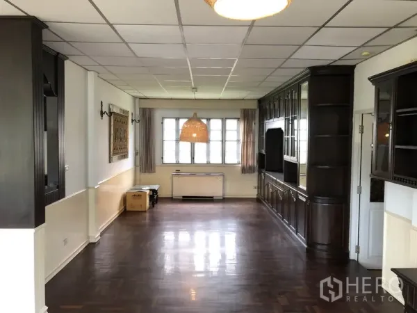 独立式住宅 出租 - 客餐厅明亮，拼花木地板与整面墙定制柜。