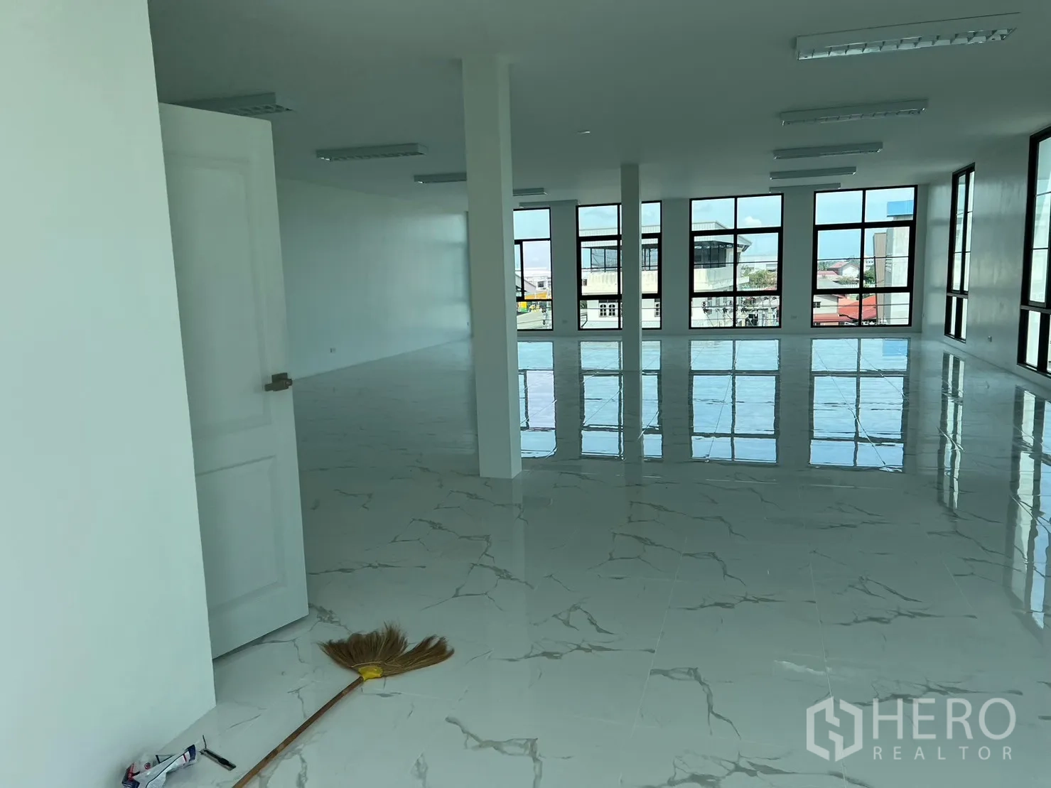 货栈 出租在Bang Sao Thong, Samut Prakan - 明亮开放式办公室，大窗与大理石纹地砖。