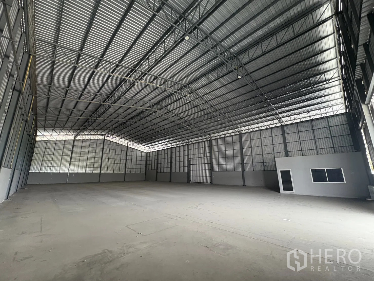 คลังสินค้า ให้เช่าในMueang Samut Prakan, Samut Prakan - ภายในโกดังโปร่งหลังคาโครงเหล็กพื้นคอนกรีต มีห้องออฟฟิศเล็กภายใน.