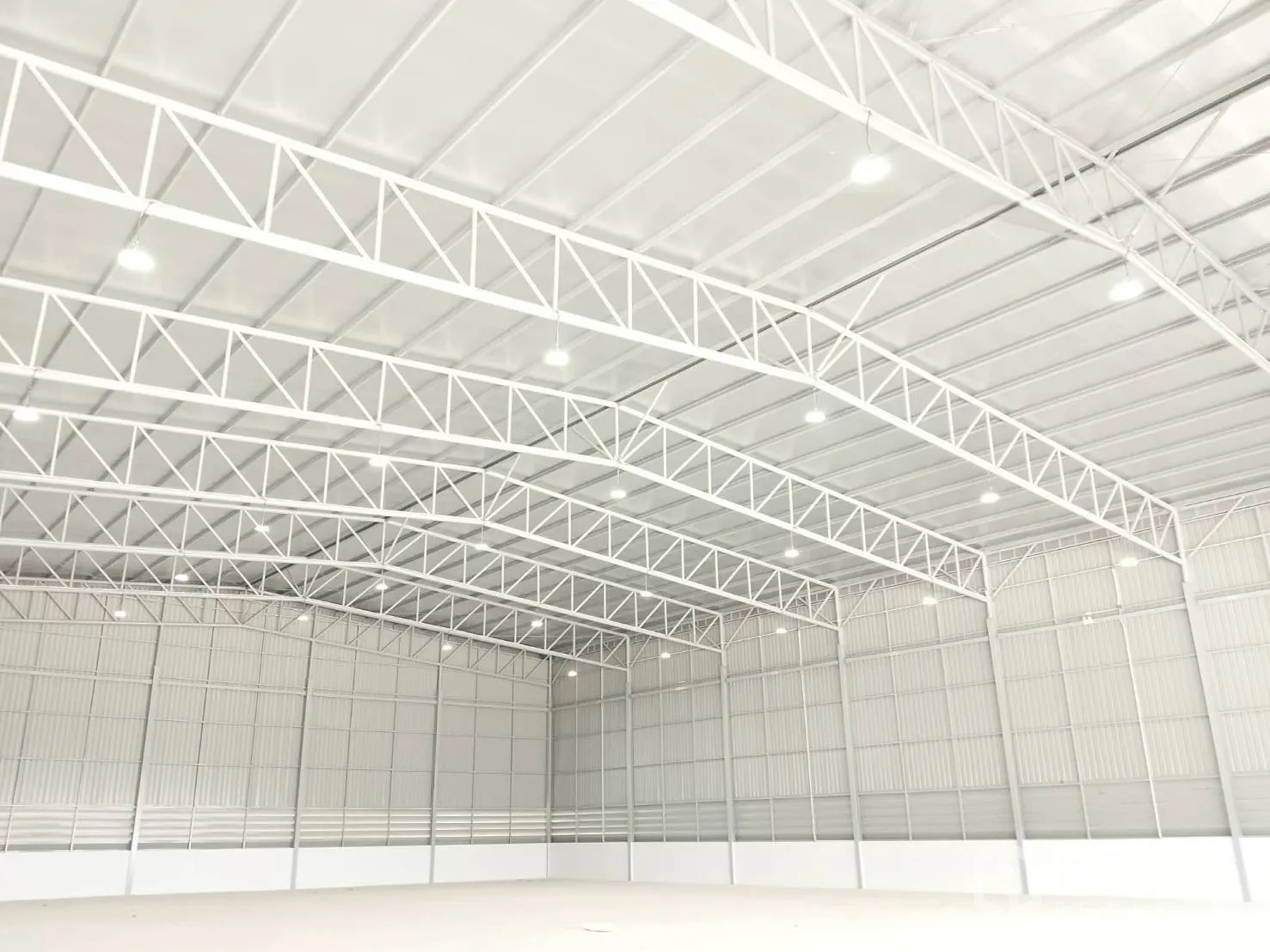 Warehouse for rent in Bang Bo, Samut Prakan - Close view of the warehouse roof trusses with lighting installed.