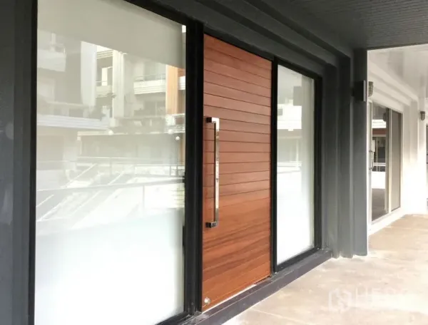 带办公室的家 出租或出售 - 现代外立面，磨砂玻璃与木质入户门，带遮蔽走廊