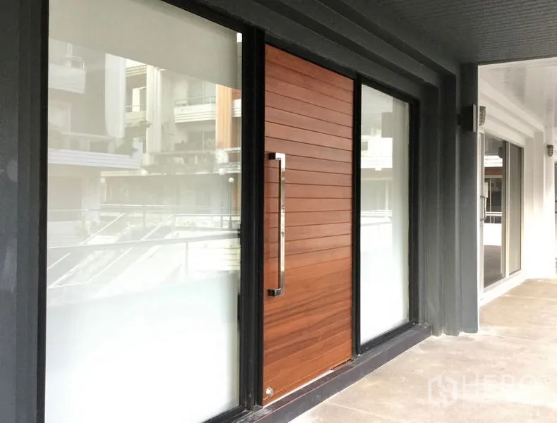 带办公室的家 出租或出售 - 现代外立面，磨砂玻璃与木质入户门，带遮蔽走廊