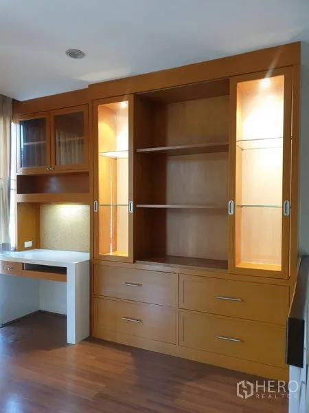 ทาวน์เฮาส์ ให้เช่าหรือขายในYan Nawa, Bangkok - ตู้โชว์บิวท์อินกระจกใส พร้อมโต๊ะทำงานในตัว