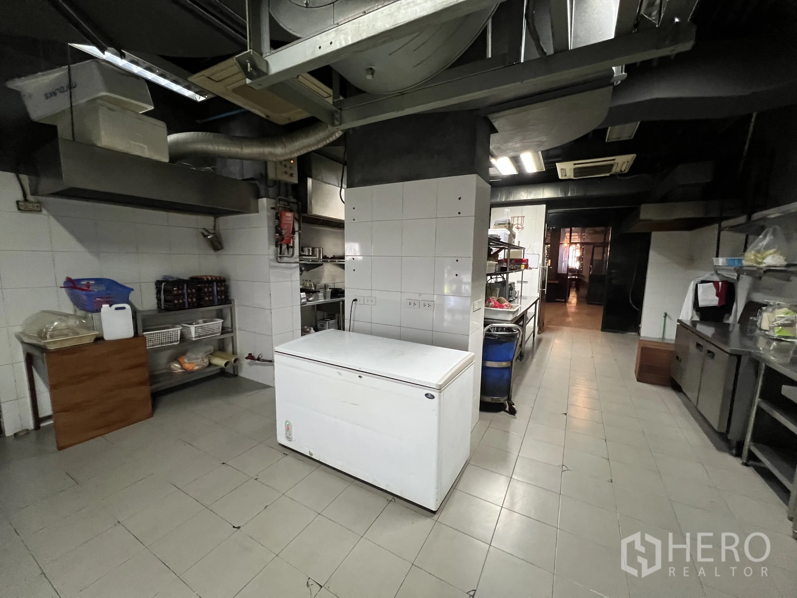 พื้นที่ขายปลีก ให้เช่าในWatthana, Bangkok - พื้นที่ครัวหลังร้าน มีตู้แช่ ผนังกระเบื้อง และท่อดักท์เปิดโชว์