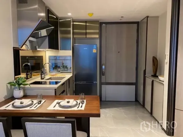 คอนโด ให้เช่าในWatthana, Bangkok - ครัวบิลท์อินสมัยใหม่ ตู้เย็นสแตนเลส โต๊ะทานข้าว และประตูทางเข้า