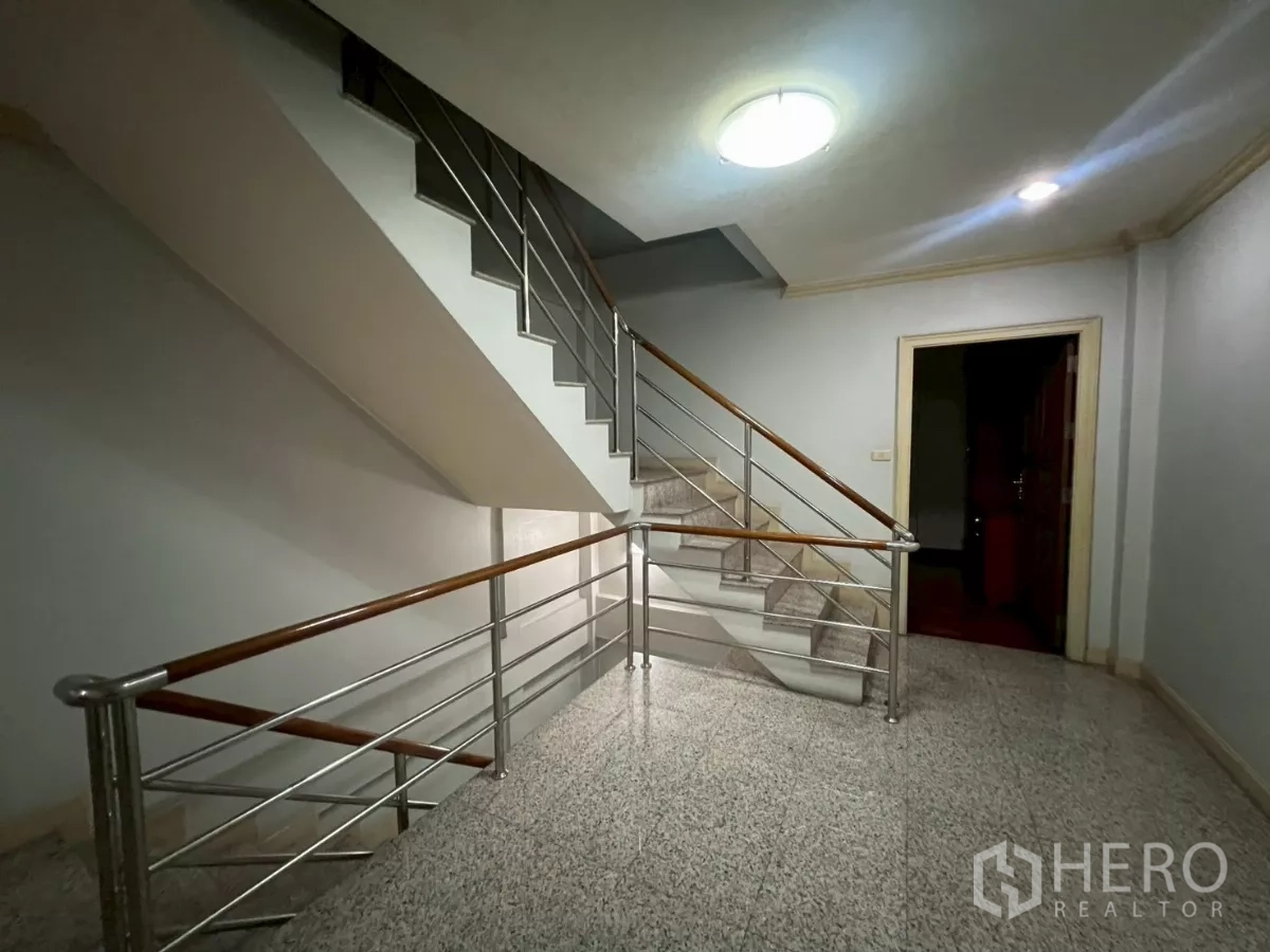 店屋 出租在Bang Rak, Bangkok - 楼梯间，花岗岩地面与不锈钢扶手连接各层。