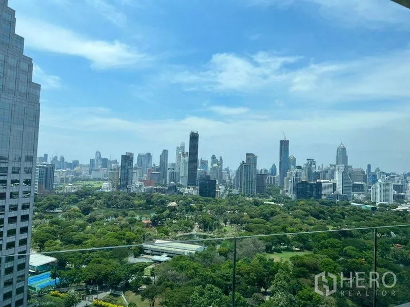 公寓 出租在Bang Rak, Bangkok - 高楼视角的曼谷天际线与大片公园景观。