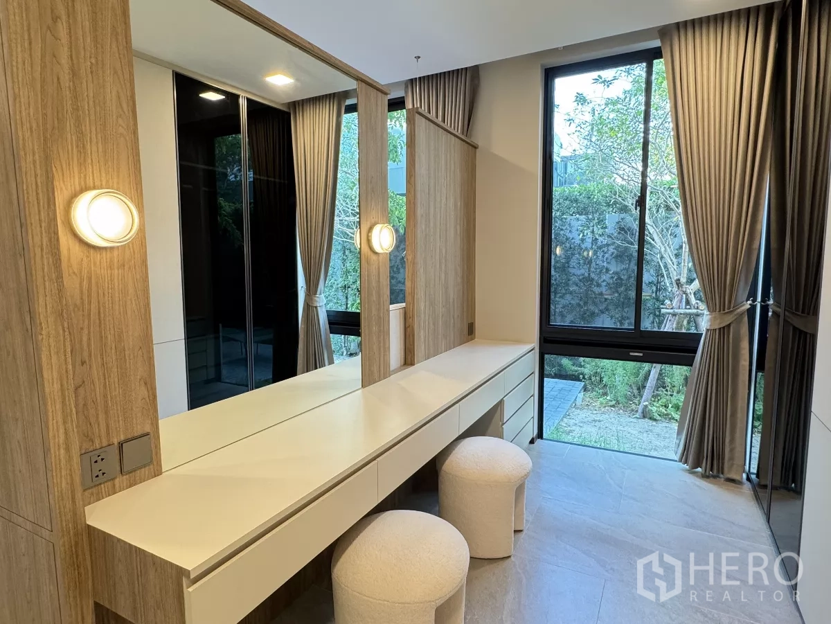 Detached House for rent in Saphan Sung, Bangkok - Walk-in dressing area with mirrored vanity, stools and windows overlooking greenery.