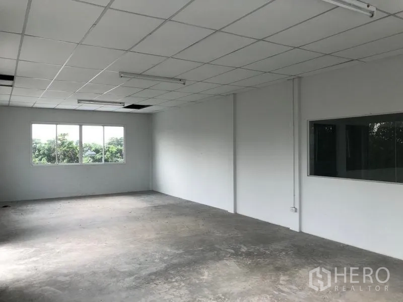 คลังสินค้า ให้เช่าในKhlong Sam Wa, Bangkok - ห้องสำนักงานโล่ง ผนังสีขาว ฝ้าฉาบเรียบ และหน้าต่างบานกว้าง
