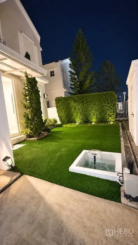 Detached House for rent or sale in Bang Phli, Samut Prakan - Private garden with trimmed lawn, hedges, and a small square water feature.