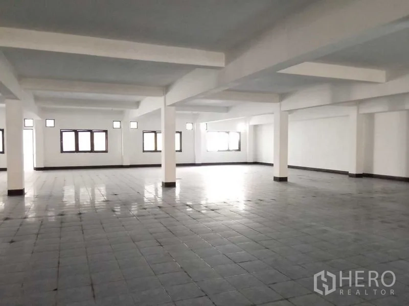 คลังสินค้า ให้เช่าในNong Khaem, Bangkok - โถงโกดังปูพื้นกระเบื้องแบบโอเพนสเปซ รับแสงธรรมชาติ