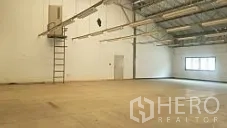 โรงงาน ขายในLam Luk Ka, Pathum Thani - ฮอลล์คลังสินค้ากว้าง หลังคาสูง มาพร้อมบันไดติดผนังและพื้นที่ทำงานโล่ง