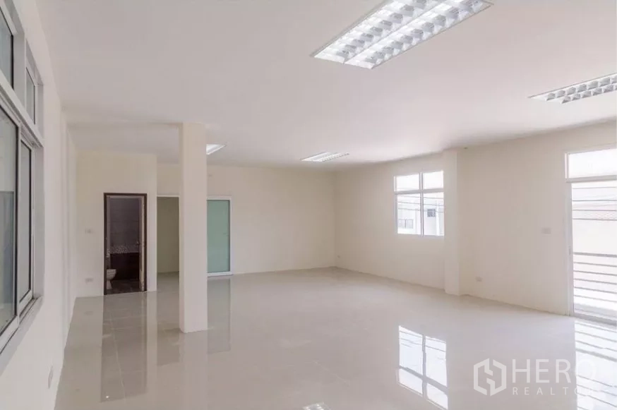 工厂 出租在Phra Samut Chedi, Samut Prakan - 采光充足的夹层办公室，瓷砖地面与日光灯