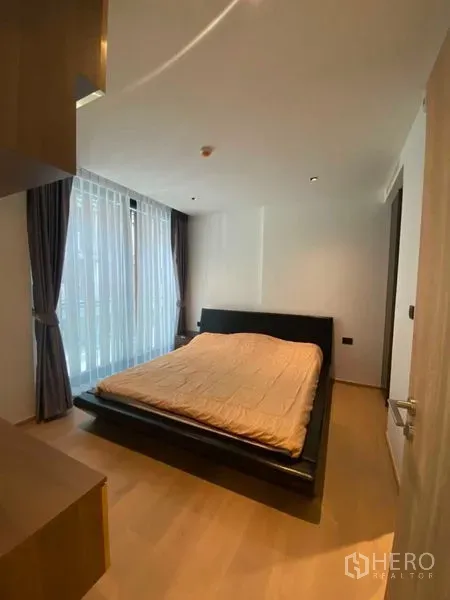 公寓 出租在Watthana, Bangkok - 温馨卧室，大床与全高窗帘，木地板