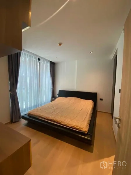 公寓 出租在Watthana, Bangkok - 温馨卧室，大床与全高窗帘，木地板