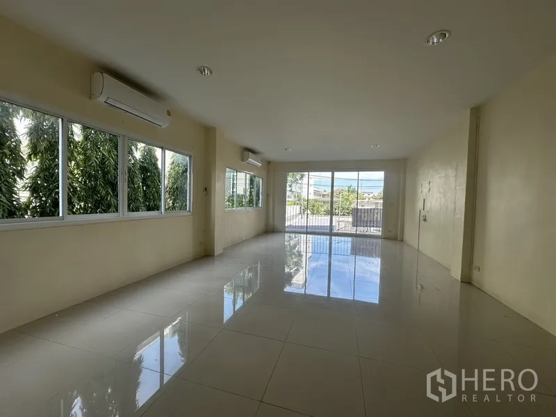 สำนักงานที่บ้าน ให้เช่าในPhra Khanong, Bangkok - โถงบันไดราวเหล็กสีดำ พื้นกระเบื้องเงา