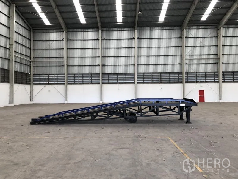 工厂 出租在Wang Noi, Phra Nakhon Si Ayutthaya - 仓库内展示一座可移动装卸登车桥，置于宽阔生产地面。